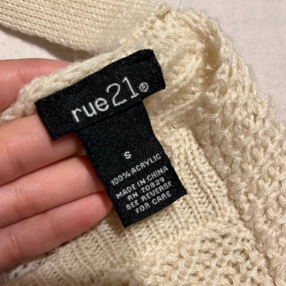 ~ IN EXCELLLENT CONDITION, NO HOLES/RIPS/STAINS/WASH WEAR ~  SIZE S V-NECK - Picture 4 of 4